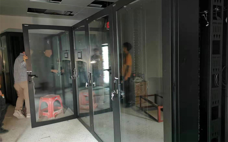 ▲裕民-銀行機房建設-技術組裝 ▲裕民-銀行機房建設-技術組裝